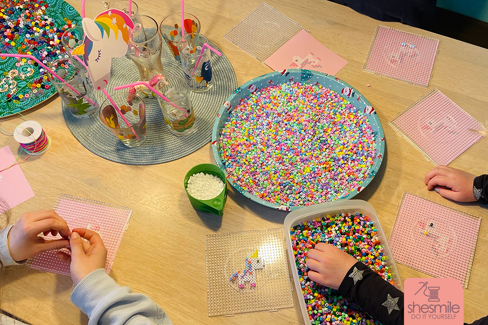 Weil wir bei der Partyplanung noch nicht wussten wie das Wetter Anfang März werden wird, haben wir uns Spielideen für drinnen und draußen überlegt. Nach dem Kuchenessen durften die Mädels Einhörner aus Bügelperlen stecken und bunte Armkettchen mit Charms-Anhänger fädeln. Beide Ideen werde ich demnächst noch etwas genauer im Blog vorstellen, denn sie kamen richtig gut an.