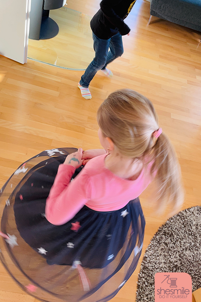 Bei "Zähle ohne Finger mit 10" mussten sogar die Vorschulkinder lachen. Pipsieinfach! Bei "Eine Minute im Kreis drehen und danach ein Stück gerade aus laufen" wurde es schon etwas schwieriger. Aber nicht weniger lustig.