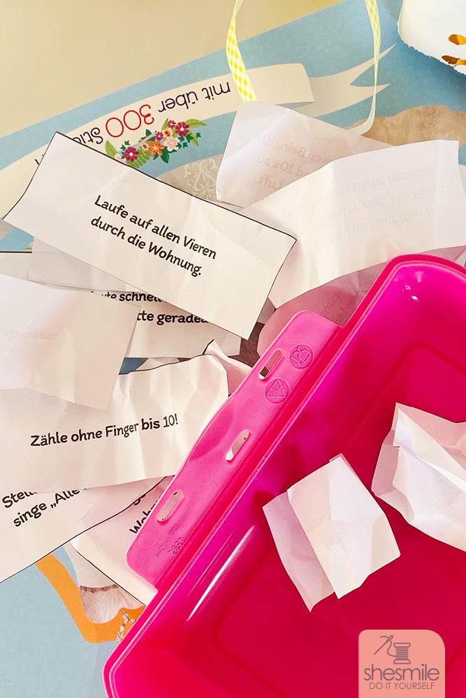 Was bei uns auch immer funktioniert sind die lustigen Aufgabenzettel aus meinem Bastel-E-Book KnallBonBons "Partyspaß". RuckZuck sind die Aufgabenzettel gedruckt, geschnitten, gefalten und in einer Schale gesammelt. Jedes Kind darf dann einen Zettel ziehen und alle zusammen dürfen die Aufgaben versuchen zu lösen.