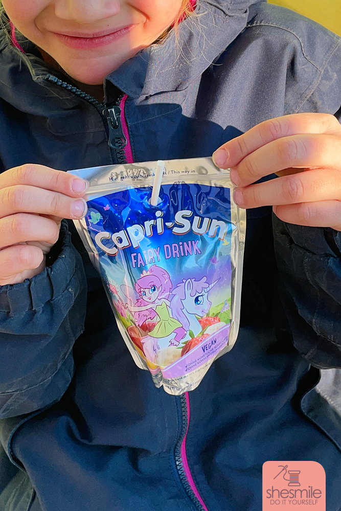 Weil das Wetter dann gar so schön war und die Sonne mit dem blauen Himmel um die Wetter gestrahlt hat, sind wir später auch noch in den Garten gegangen. Wieder mit dabei, die lustigen Aufgabenzettel aus dem KnallBonBon-Ebook "Partyspaß". Denn auch eine Vorlage "Kindergeburtstag im Garten" ist im Bastel-E-Book enthalten. Und so wurden draußen noch Hüpfkästchen gehüpft, wie ein Schmetterling durch den Garten geflogen und ein Schatz hinter einem Busch gesucht.