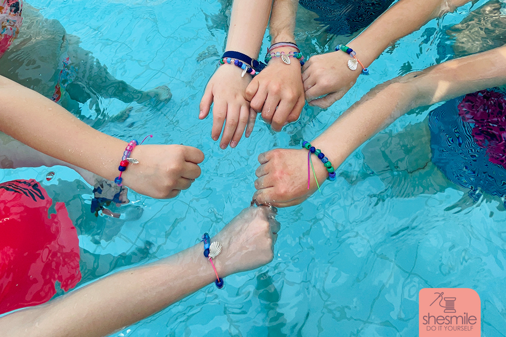 Mit Einladungskarten, Urkunden, Perlentauchen und Schokoladenmuscheln! Eine Meerjungfrauen-Party im Schwimmbad zum 10. Geburtstag. Ideensammlung von shesmile.