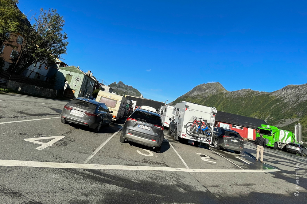 Im Hafen von Gryllefjord sind mehrere Haltespalten für die Fahrzeuge vorgegeben. Wer ganz vorne steht, fährt zuerst auf die Fähre. Wer keinen Platz in den Haltespalten bekommt, wird es auch schwer haben, einen Platz auf dem Schiff zu bekommen. Und obwohl wir 2 Stunden vor Abfahrt der Fähre da waren, standen wir mit unserem Auto schon in Reihe 3. Vor uns, jede Menge Camper, die sich den guten Platz in der Schlange schon früh gesichert haben, und jetzt erstmal gemütlich Frühstücken.