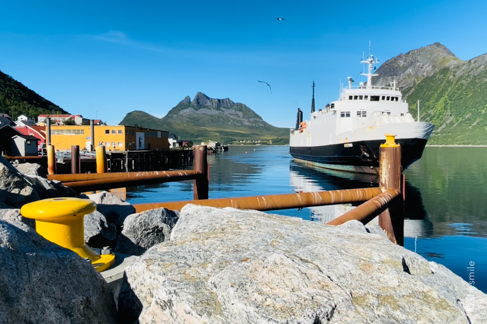 Von der Ferne aus doch so klein, ist sie im Hafen angekommen dann doch viel größer als gedacht. Ein kurzes Video der Überfahrt von Gryllefjord nach Andenes hab ich in meinem YouTube Kanal zusammengeschnitten und online gestellt.