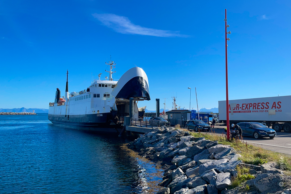 Mit dem Fähre Schiff von Gryllefjord nach Andenes. Ein Sommertag am Bleik Strand auf Andøya in Norwegen. Reisetagebuch mit Kindern von shesmile Erlebnisse.