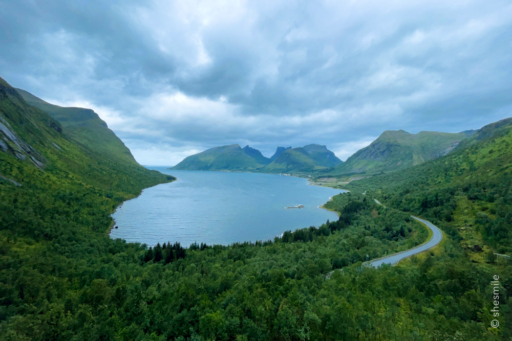 Bergsbotn, Tungeneset und Kristine Lura! Ein aufregender Regentag auf Senja in Norwegen. Tag 5 im shesmile Erlebnisse Reisetagebuch mit der ganzen Familie.