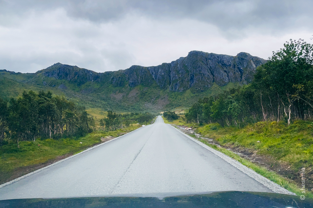 Bergsbotn, Tungeneset und Kristine Lura! Ein aufregender Regentag auf Senja in Norwegen. Tag 5 im shesmile Erlebnisse Reisetagebuch mit der ganzen Familie.