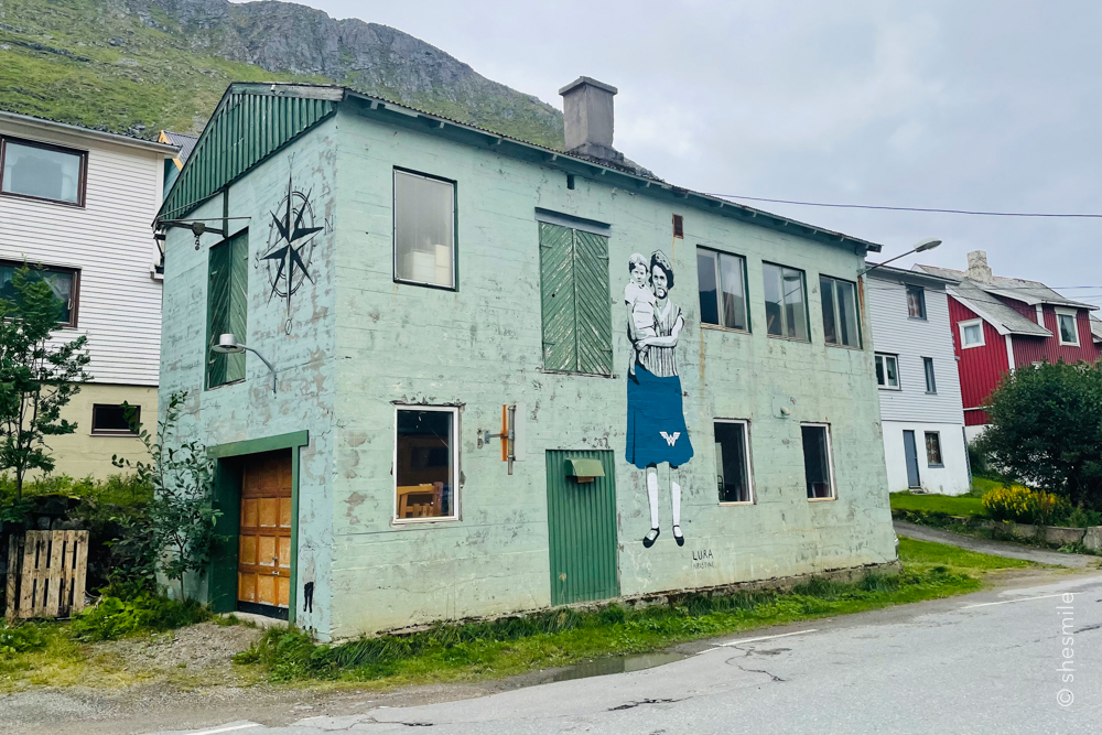 Bergsbotn, Tungeneset und Kristine Lura! Ein aufregender Regentag auf Senja in Norwegen. Tag 5 im shesmile Erlebnisse Reisetagebuch mit der ganzen Familie.