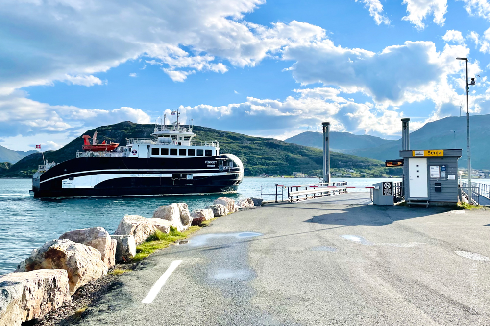 Mit der Fähre von Brensholmen nach Botnham. Wanderung mit Kinder auf den Hesten unter extremen Bedingungen. Senja in Norwegen. shesmile Erlebnisse Reisetagebuch