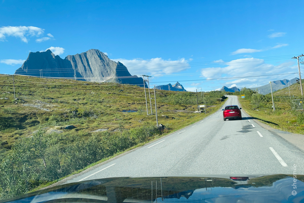 Mit der Fähre von Brensholmen nach Botnham. Wanderung mit Kinder auf den Hesten unter extremen Bedingungen. Senja in Norwegen. shesmile Erlebnisse Reisetagebuch
