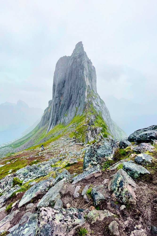 Mit der Fähre von Brensholmen nach Botnham. Wanderung mit Kinder auf den Hesten unter extremen Bedingungen. Senja in Norwegen. shesmile Erlebnisse Reisetagebuch