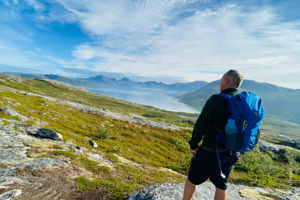 Eine Wanderung für die ganze Familie mit mega Panorama! Ørnfløya - Wandern mit Kindern bei Sommarøy in Norwegen. Ein Erlebnisbericht im shesmile Reisetagebuch.
