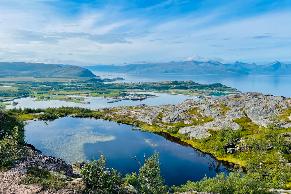 Eine Wanderung für die ganze Familie mit mega Panorama! Ørnfløya - Wandern mit Kindern bei Sommarøy in Norwegen. Ein Erlebnisbericht im shesmile Reisetagebuch.