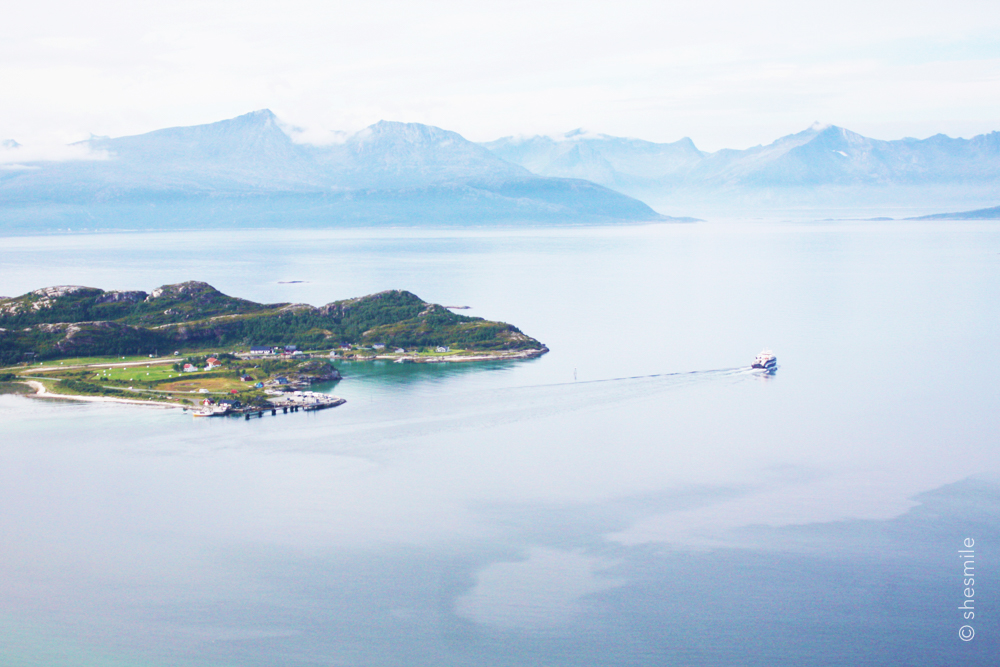 Eine Wanderung für die ganze Familie mit mega Panorama! Ørnfløya - Wandern mit Kindern bei Sommarøy in Norwegen. Ein Erlebnisbericht im shesmile Reisetagebuch.