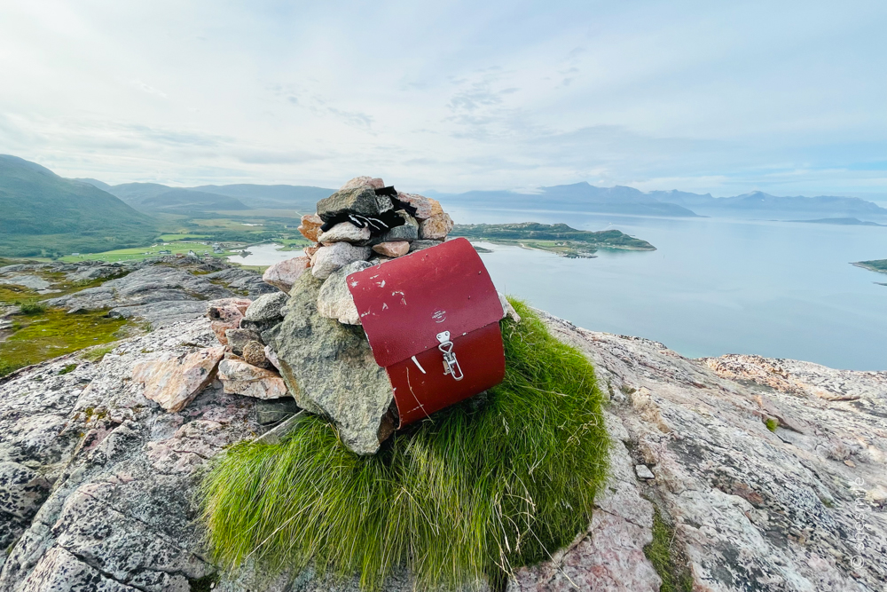 Eine Wanderung für die ganze Familie mit mega Panorama! Ørnfløya - Wandern mit Kindern bei Sommarøy in Norwegen. Ein Erlebnisbericht im shesmile Reisetagebuch.