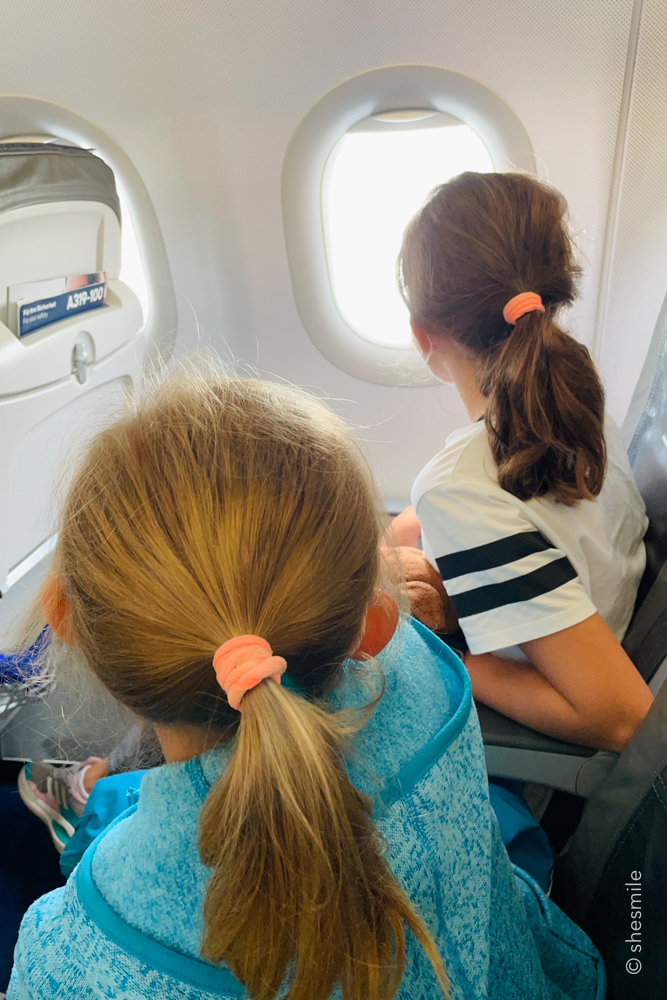 Die Fensterplätze im Flugzeug waren natürlich für unsere Töchter reserviert. Schon bei der Fahrt zur Startbahn hat man ihnen die Aufregung deutlich angemerkt. Das Strahlen in ihren Augen zu sehen, als die Räder den Boden verlassen haben und wir über den Wolken waren - unvergesslich!