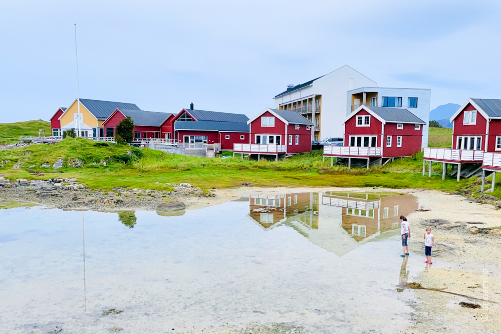 Als wir am Sommarøy Arctic Hotel angekommen sind, war unser kleines rotes Häuschen mit der Nummer 42 auch schon bezugsfertig. Papa räumt die Koffer aus dem Auto, Mama packt aus und die Kinder sind gleich zum Strand, direkt am Haus, um Muscheln zu suchen und den Krebsen beim Graben zuzusehen.