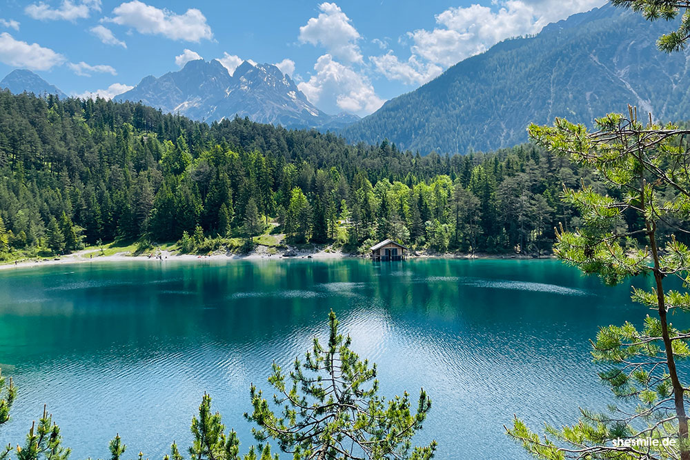 Blick auf den Blindsee mit Fischerhütte und Zugspitze