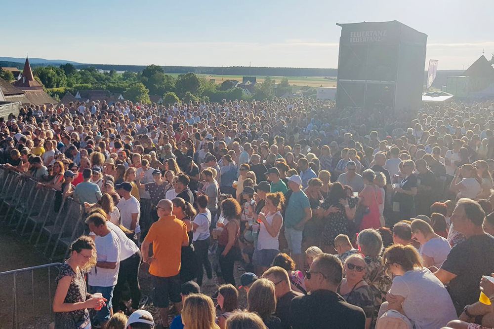 Konturen Open Air! Johannes Oerding live auf der Burg Abenberg am 3. Juli 2022. Ein Erlebnisbericht von shesmile mit Freundinnen und meiner Tochter.