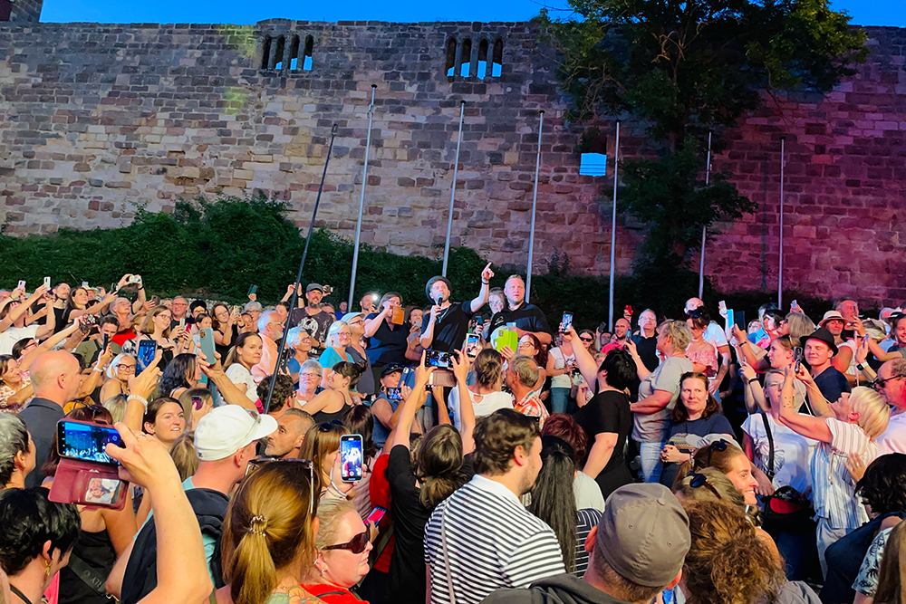 Konturen Open Air! Johannes Oerding live auf der Burg Abenberg am 3. Juli 2022. Ein Erlebnisbericht von shesmile mit Freundinnen und meiner Tochter.