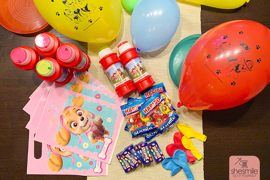 Der Klassiker bei jedem Kindergeburtstag, eine kleine Tüte mit Geschenken die man jedem Gast als Abschiedsgeschenk mitgibt. Und diesmal ist es leider eine kleine Kunststoff-Explosion geworden! *augenzuundurch* Die Tüten sind von Amazon. Luftballons, Seifenblasen, Gummibärchen und Smarties gabs bei Rewe!