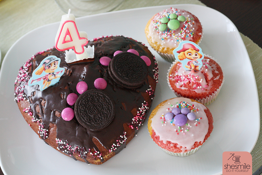 Ein Blech Regenbogen-Muffins mit Smarties-Pfoten für die Kindergartenkinder. Schokokuchen mit großen Oreo-Pfoten für die ultimative Paw Patrol Party zum 4. Geburtstag meiner Tochter.