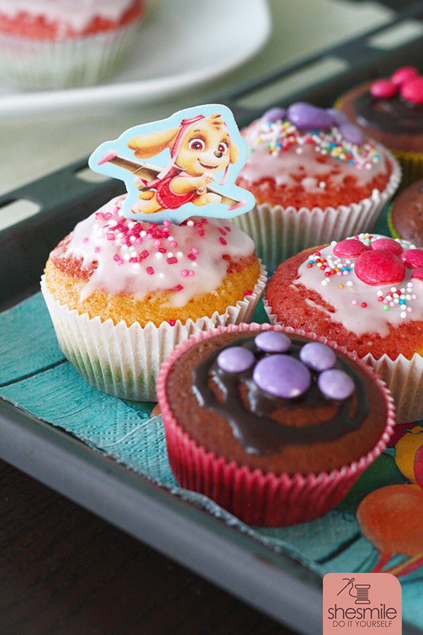 Ein Blech Regenbogen-Muffins mit Smarties-Pfoten für die Kindergartenkinder. Schokokuchen mit großen Oreo-Pfoten für die ultimative Paw Patrol Party zum 4. Geburtstag meiner Tochter.