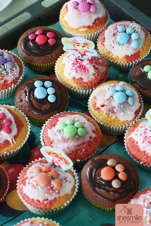 Ein Blech Regenbogen-Muffins mit Smarties-Pfoten für die Kindergartenkinder. Schokokuchen mit großen Oreo-Pfoten für die ultimative Paw Patrol Party zum 4. Geburtstag meiner Tochter.