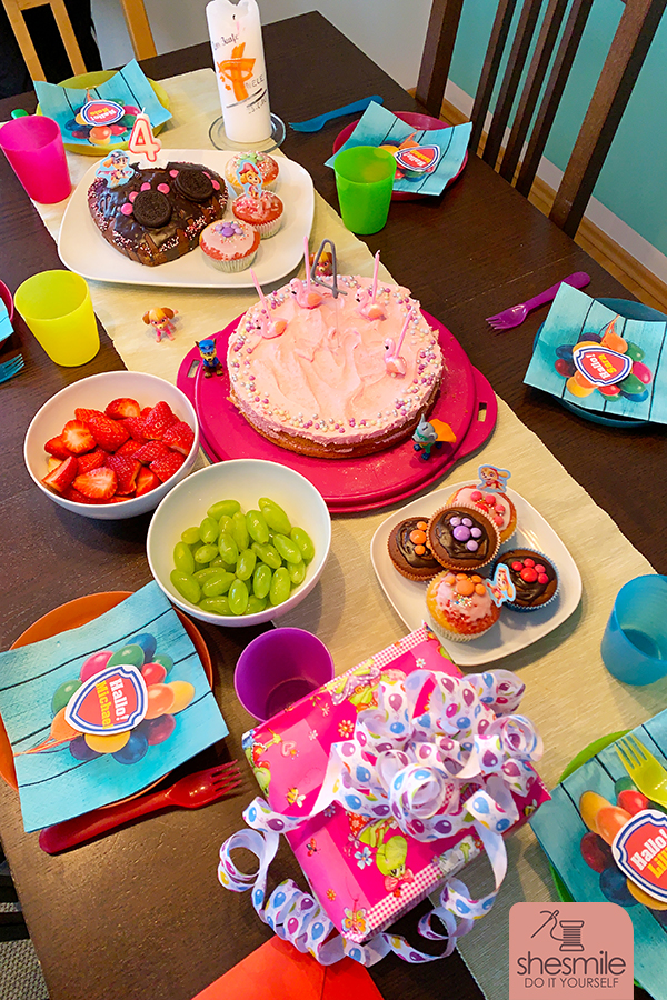 Ein Blech Regenbogen-Muffins mit Smarties-Pfoten für die Kindergartenkinder. Schokokuchen mit großen Oreo-Pfoten für die ultimative Paw Patrol Party zum 4. Geburtstag meiner Tochter.