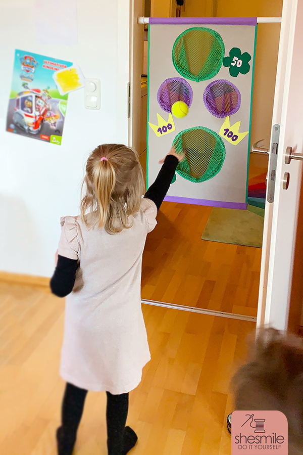 Weil das Wetter an diesem Tag nicht so schön war mussten wir in der Wohnung feiern. Wir haben eine kleine Kinderolympiade veranstaltet. Mit der selbst genähten Zielscheibe mit Fangnetz KiddiScore und dem Kinderparty-Set von Hudora kein Problem! Das Set hab ich schon vor einiger Zeit mal angeschafft und es hat uns schon in so vielen Momenten kurzweiligen Spielspaß bereitet. Die Anschaffung lohnt sich also nicht nur für den einen Tag.