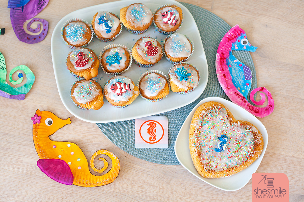 Gebastelte Pappteller-Seepferdchen, Unterwasser-Muffins, Baderegeln-Pantomime und Videos. 5 Ideen zum Feiern einer lustige DIY-Seepferdchen-Party zum bestandenen Frühschwimmer-Abzeichen.