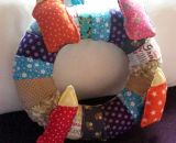 Adventskranz aus Stoff Klett mal Vier (Eine DIY-Nähanleitung mit Schnittmuster von shesmile) Ein Adventskranz ohne Feuer zum Spielen. Ideal für Kindergarten, Mama-Kind-Gruppen oder das Kinderzimmer. Außerdem eine wunderschöne Weihnachtsdeko.