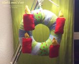 Adventskranz aus Stoff Klett mal Vier (Eine DIY-Nähanleitung mit Schnittmuster von shesmile) Ein Adventskranz ohne Feuer zum Spielen. Ideal für Kindergarten, Mama-Kind-Gruppen oder das Kinderzimmer. Außerdem eine wunderschöne Weihnachtsdeko.