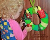 Adventskranz aus Stoff Klett mal Vier (Eine DIY-Nähanleitung mit Schnittmuster von shesmile) Ein Adventskranz ohne Feuer zum Spielen. Ideal für Kindergarten, Mama-Kind-Gruppen oder das Kinderzimmer. Außerdem eine wunderschöne Weihnachtsdeko.