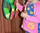 Adventskranz aus Stoff Klett mal Vier (Eine DIY-Nähanleitung mit Schnittmuster von shesmile) Ein Adventskranz ohne Feuer zum Spielen. Ideal für Kindergarten, Mama-Kind-Gruppen oder das Kinderzimmer. Außerdem eine wunderschöne Weihnachtsdeko.