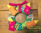 Adventskranz aus Stoff Klett mal Vier (Eine DIY-Nähanleitung mit Schnittmuster von shesmile) Ein Adventskranz ohne Feuer zum Spielen. Ideal für Kindergarten, Mama-Kind-Gruppen oder das Kinderzimmer. Außerdem eine wunderschöne Weihnachtsdeko.