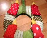 Adventskranz aus Stoff Klett mal Vier (Eine DIY-Nähanleitung mit Schnittmuster von shesmile) Ein Adventskranz ohne Feuer zum Spielen. Ideal für Kindergarten, Mama-Kind-Gruppen oder das Kinderzimmer. Außerdem eine wunderschöne Weihnachtsdeko.