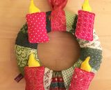 Adventskranz aus Stoff Klett mal Vier (Eine DIY-Nähanleitung mit Schnittmuster von shesmile) Ein Adventskranz ohne Feuer zum Spielen. Ideal für Kindergarten, Mama-Kind-Gruppen oder das Kinderzimmer. Außerdem eine wunderschöne Weihnachtsdeko.