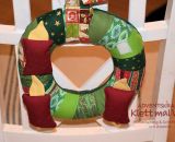 Adventskranz aus Stoff Klett mal Vier (Eine DIY-Nähanleitung mit Schnittmuster von shesmile) Ein Adventskranz ohne Feuer zum Spielen. Ideal für Kindergarten, Mama-Kind-Gruppen oder das Kinderzimmer. Außerdem eine wunderschöne Weihnachtsdeko.