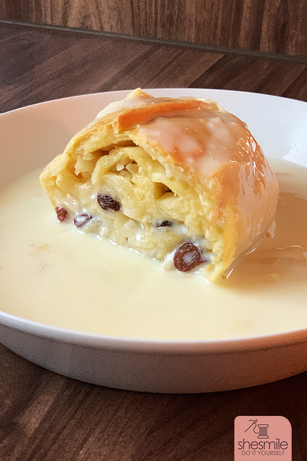 Wir essen Apfelstrudel nicht als Kuchen oder Dessert. Bei uns wird Apfelstrudel als eine Art Auflauf mit viel Vanille-Milch-Soße gegessen. Wie früher bei Oma.