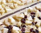 Wir essen Apfelstrudel nicht als Kuchen oder Dessert. Bei uns wird Apfelstrudel als eine Art Auflauf mit viel Vanille-Milch-Soße gegessen. Wie früher bei Oma.