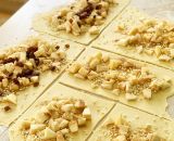 Wir essen Apfelstrudel nicht als Kuchen oder Dessert. Bei uns wird Apfelstrudel als eine Art Auflauf mit viel Vanille-Milch-Soße gegessen. Wie früher bei Oma.