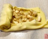 Wir essen Apfelstrudel nicht als Kuchen oder Dessert. Bei uns wird Apfelstrudel als eine Art Auflauf mit viel Vanille-Milch-Soße gegessen. Wie früher bei Oma.