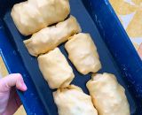 Wir essen Apfelstrudel nicht als Kuchen oder Dessert. Bei uns wird Apfelstrudel als eine Art Auflauf mit viel Vanille-Milch-Soße gegessen. Wie früher bei Oma.