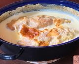 Wir essen Apfelstrudel nicht als Kuchen oder Dessert. Bei uns wird Apfelstrudel als eine Art Auflauf mit viel Vanille-Milch-Soße gegessen. Wie früher bei Oma.