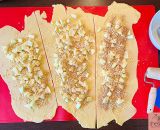 Wir essen Apfelstrudel nicht als Kuchen oder Dessert. Bei uns wird Apfelstrudel als eine Art Auflauf mit viel Vanille-Milch-Soße gegessen. Wie früher bei Oma.