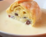 Wir essen Apfelstrudel nicht als Kuchen oder Dessert. Bei uns wird Apfelstrudel als eine Art Auflauf mit viel Vanille-Milch-Soße gegessen. Wie früher bei Oma.