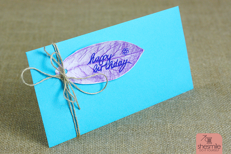 Geschenkanhänger und Geschenkpapier mit Blätterdruck gestalten. Eine kostenlose Bastelanleitung für die ganze Familie von shesmile.