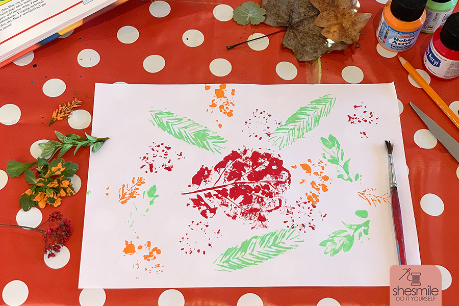 Geschenkanhänger und Geschenkpapier mit Blätterdruck gestalten. Eine kostenlose Bastelanleitung für die ganze Familie von shesmile.