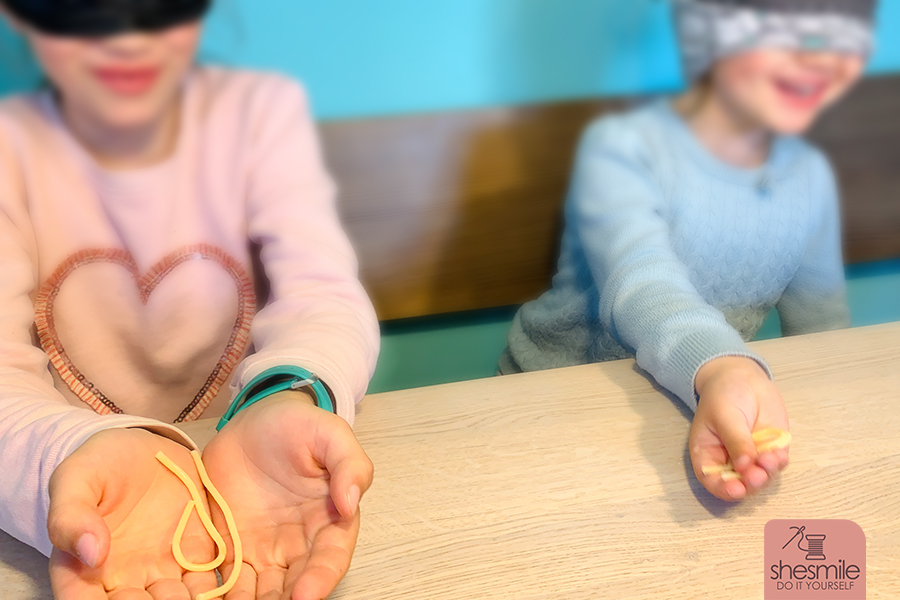 Lustige Blindverkostung für Kinder. Auf die Sinne fertig los! Ein Geschmacksunterricht für den Kindergeburtstag oder einen lustigen Nachmittag zuhause. Eine Spielidee von shesmile.