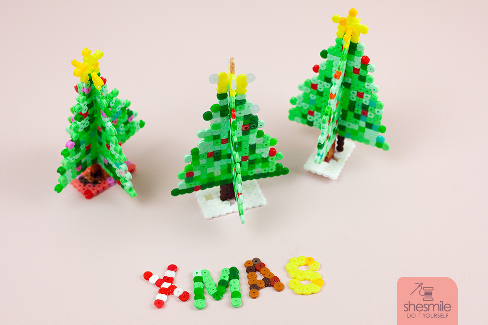 Meinen Töchtern und mir hat das Stecken der Bügelperlen viel Spaß gemacht. Mit der passenden Buchstabenplatte haben wir zusätzlich weihnachtliche Schriftzüge gestaltet. Diese liegen jetzt überall in der Wohnung ... ääähhh ... schmücken Tische und Fensterbretter.